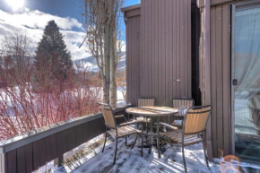 Lovely 2BR Near Skiing with Hot Tub Pool Access